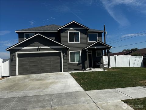 Photo of 401 N Grape Drive, Moses Lake, WA 98837 (MLS # 2416868)
