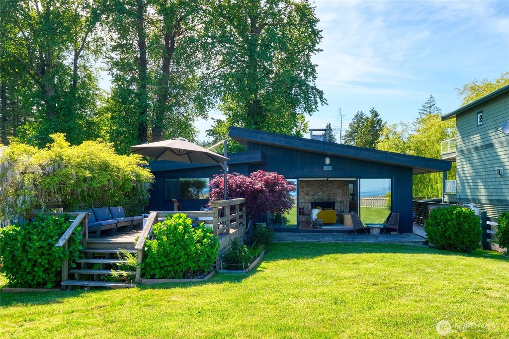 Photo of 103 Bay View Drive, Point Roberts, WA 98281 (MLS # 2518389)