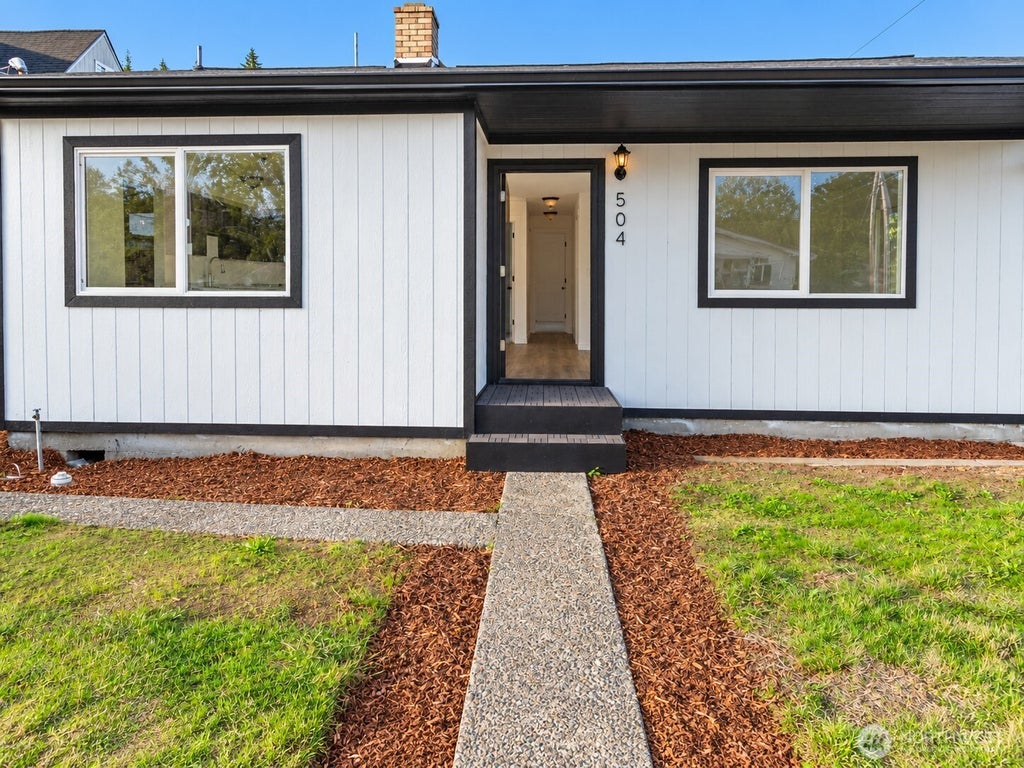 Photo of 504 Grant Avenue, Shelton, WA 98584 (MLS # 2590765)