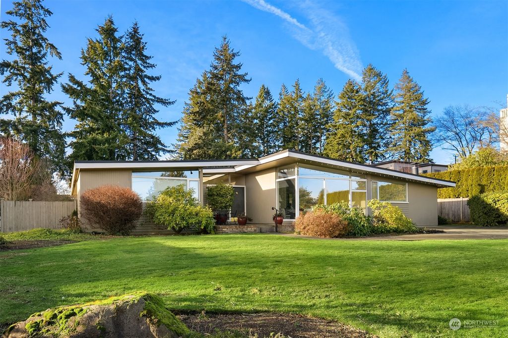 Photo of 1325 97th Avenue NE, Clyde Hill, WA 98004 (MLS # 2052434)