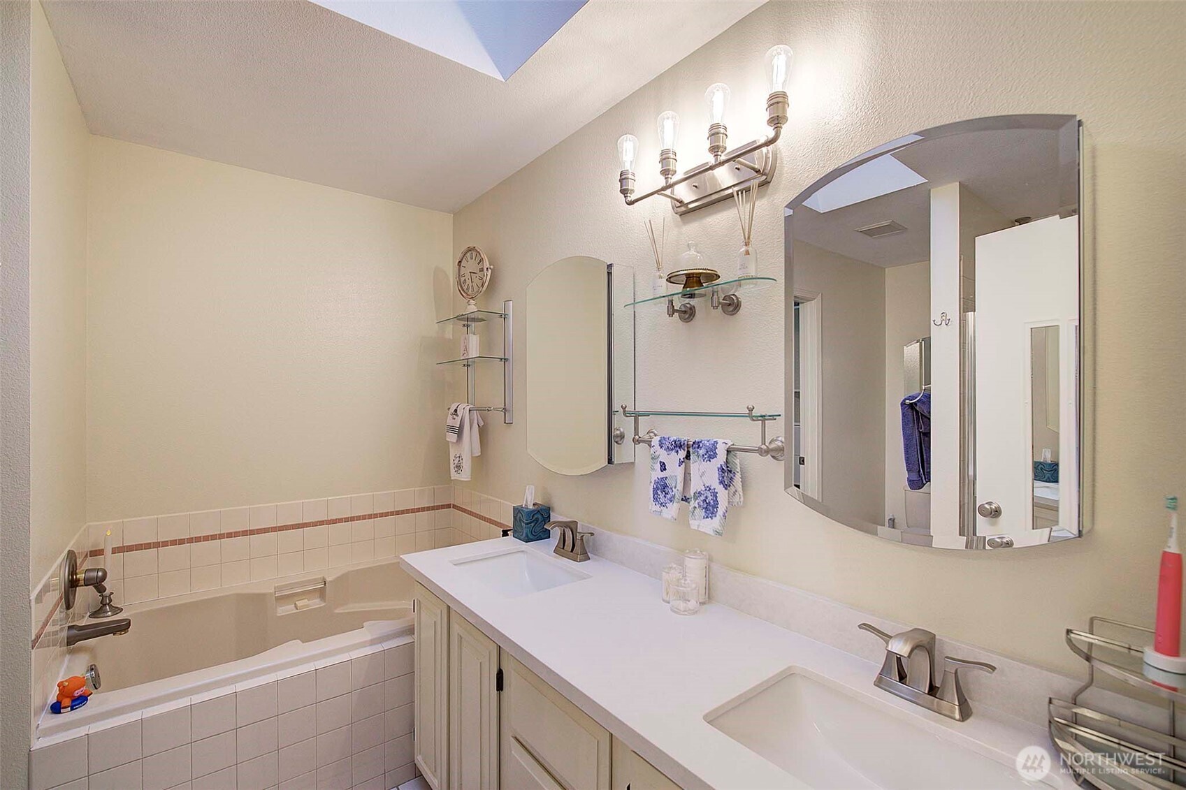 Sammamish, Washington, 98074, United States, 4 Bedrooms Bedrooms, ,3 BathroomsBathrooms,Residential,Active,2023853
