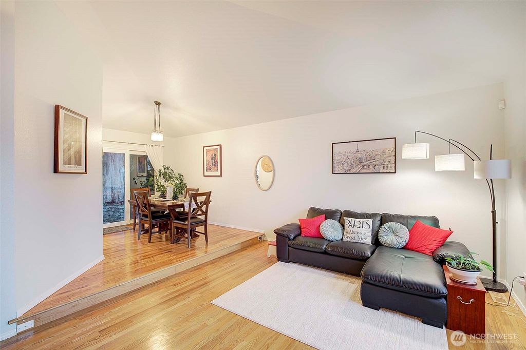 Photo of 929 224th Avenue NE, Sammamish, WA 98074 (MLS # 2487510)