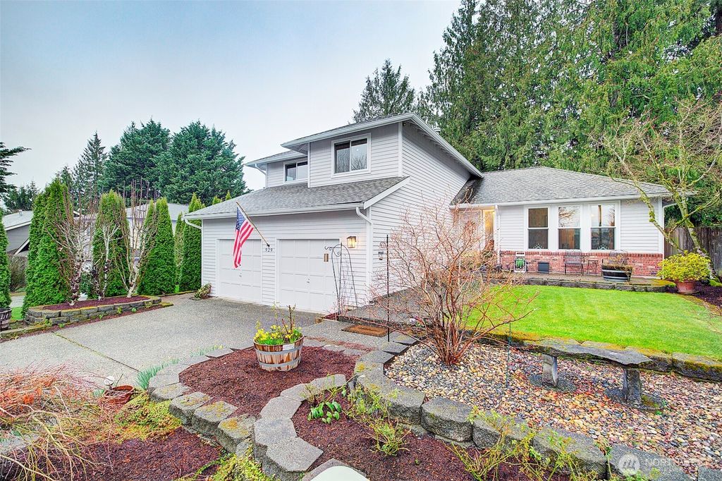 Photo of 929 224th Avenue NE, Sammamish, WA 98074 (MLS # 2487510)