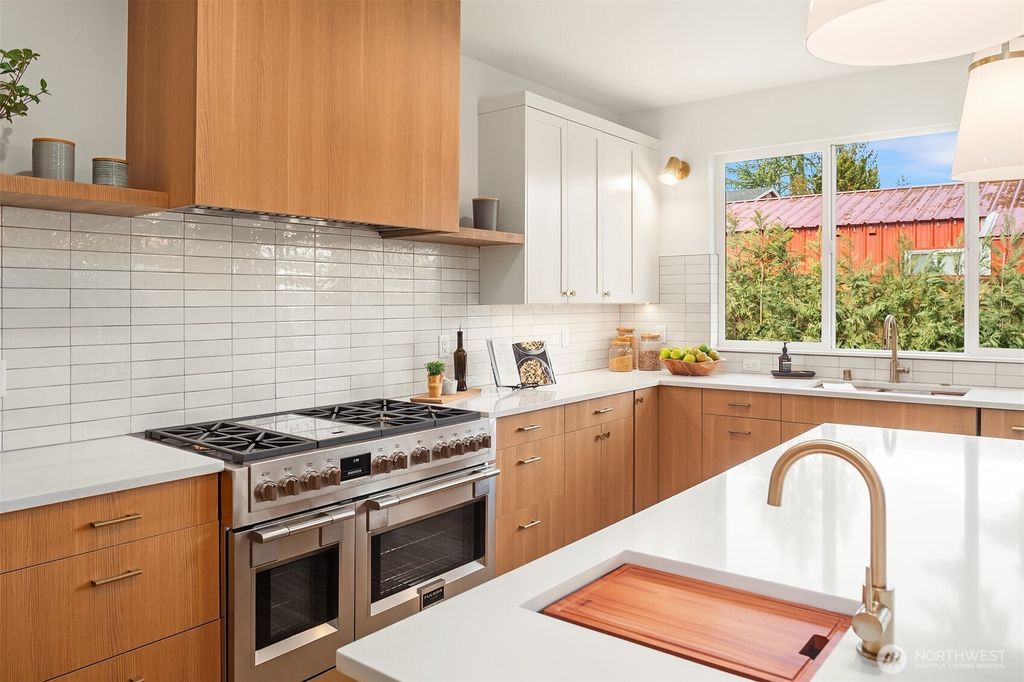 Photo of 13693 NE 101st Street, Kirkland, WA 98033 (MLS # 2472134)