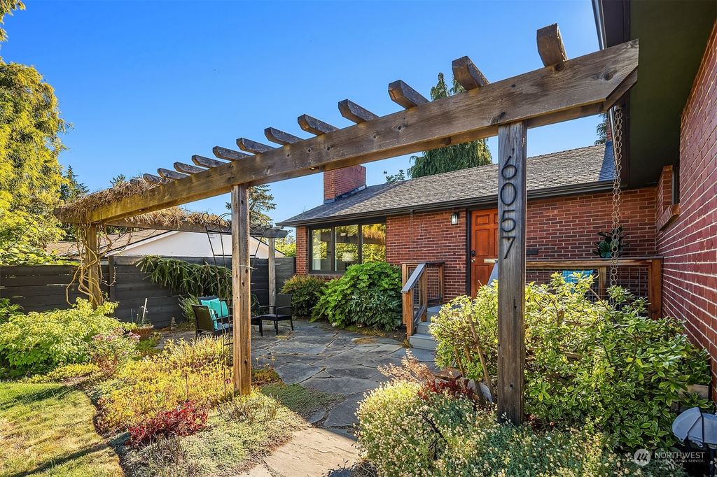 Photo of 6057 44th Avenue NE, Seattle, WA 98115 (MLS # 2255039)