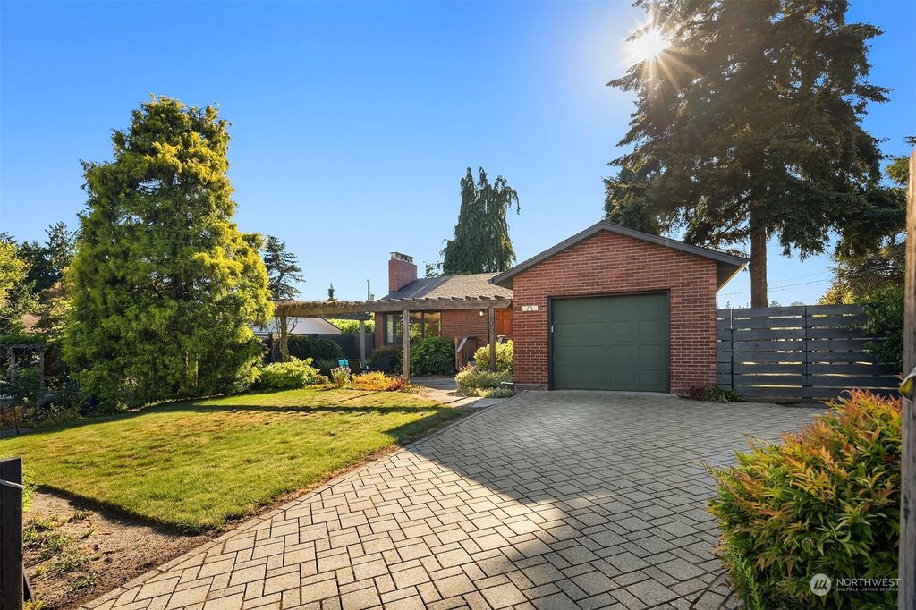 Photo of 6057 44th Avenue NE, Seattle, WA 98115 (MLS # 2255039)