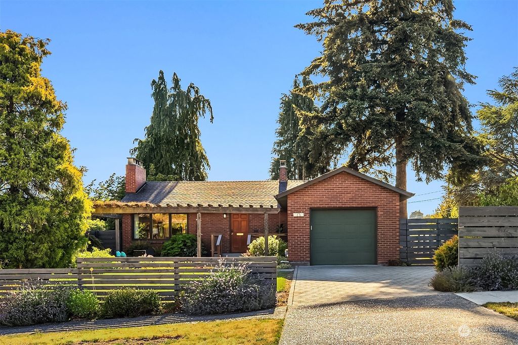 Photo of 6057 44th Avenue NE, Seattle, WA 98115 (MLS # 2255039)