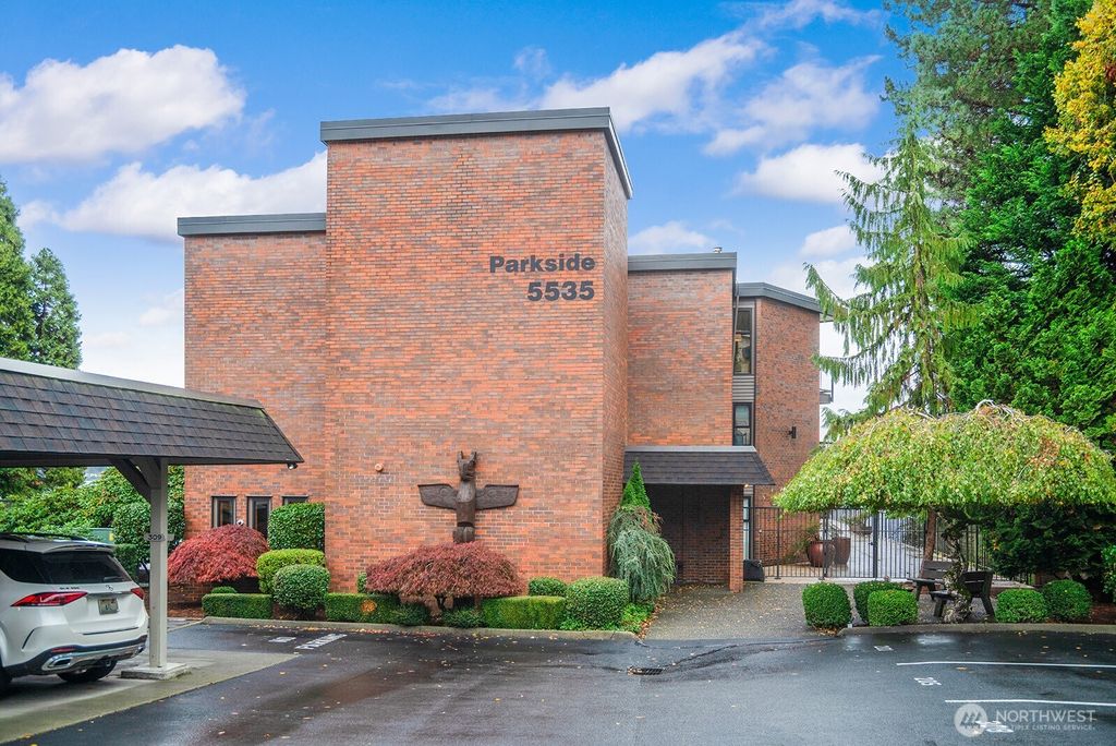 Photo of 5535 Lake Washington Boulevard NE #302, Kirkland, WA 98033 (MLS # 2496284)