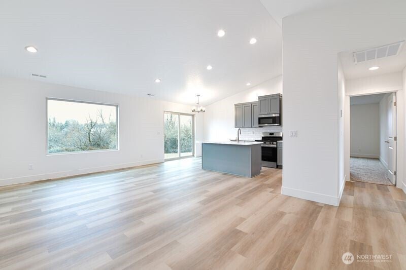 308 N Sandy Loop