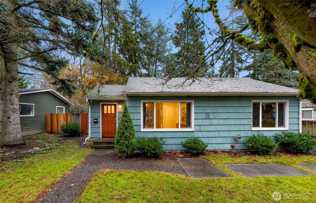 Photo of 16040 26th Avenue NE, Shoreline, WA 98155 (MLS # 2455995)