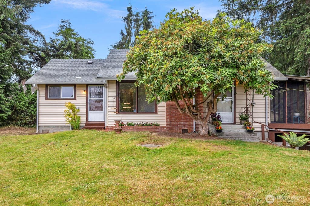 Photo of 4315 Thomson Avenue, Everett, WA 98203 (MLS # 2548941)