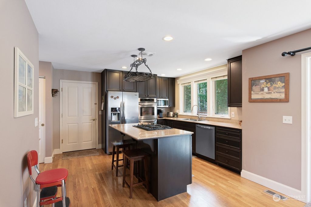 listing image 9365343697900560296