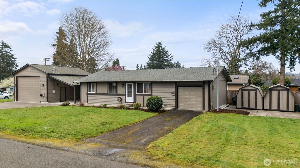 Photo of 1703 4th Avenue NW, Puyallup, WA 98371 (MLS # 2489793)