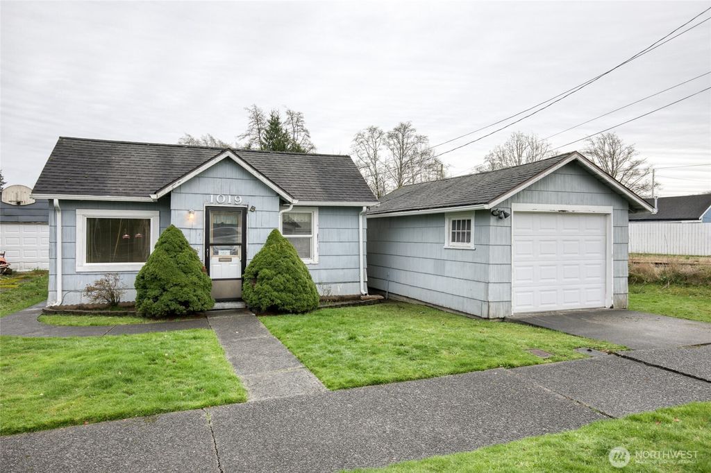 Photo of 1019 Maple Street, Hoquiam, WA 98550 (MLS # 2459898)