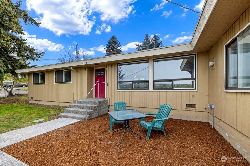 Photo of 914 S 206th Street, Des Moines, WA 98198 (MLS # 2222348)