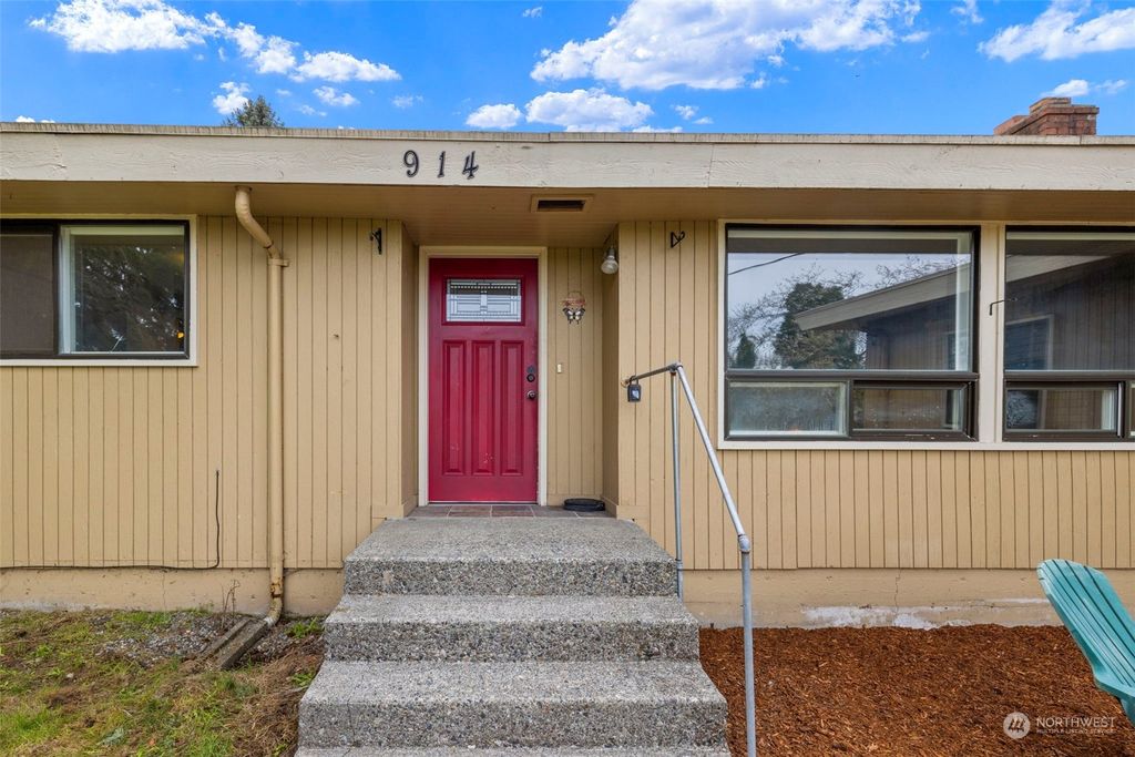 Photo of 914 S 206th Street, Des Moines, WA 98198 (MLS # 2222348)