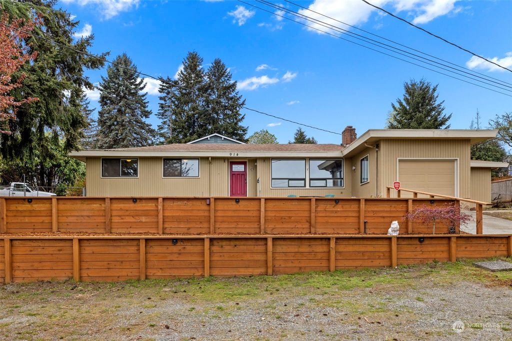 Photo of 914 S 206th Street, Des Moines, WA 98198 (MLS # 2222348)