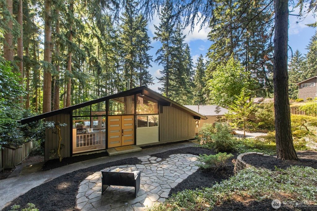 Photo of 18265 47th Place NE, Lake Forest Park, WA 98155 (MLS # 2369019)