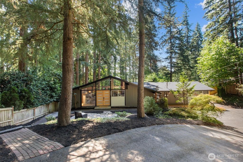 Photo of 18265 47th Place NE, Lake Forest Park, WA 98155 (MLS # 2369019)