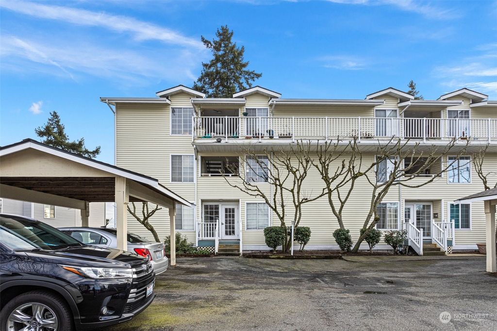 Photo of 127 SW 154th St St #303, Burien, WA 98166 (MLS # 2201585)