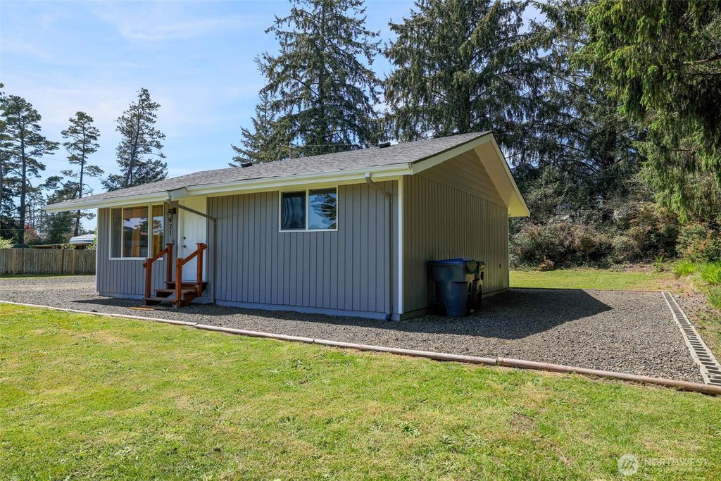 Photo of 621 N Broadway, Westport, WA 98595 (MLS # 2519739)