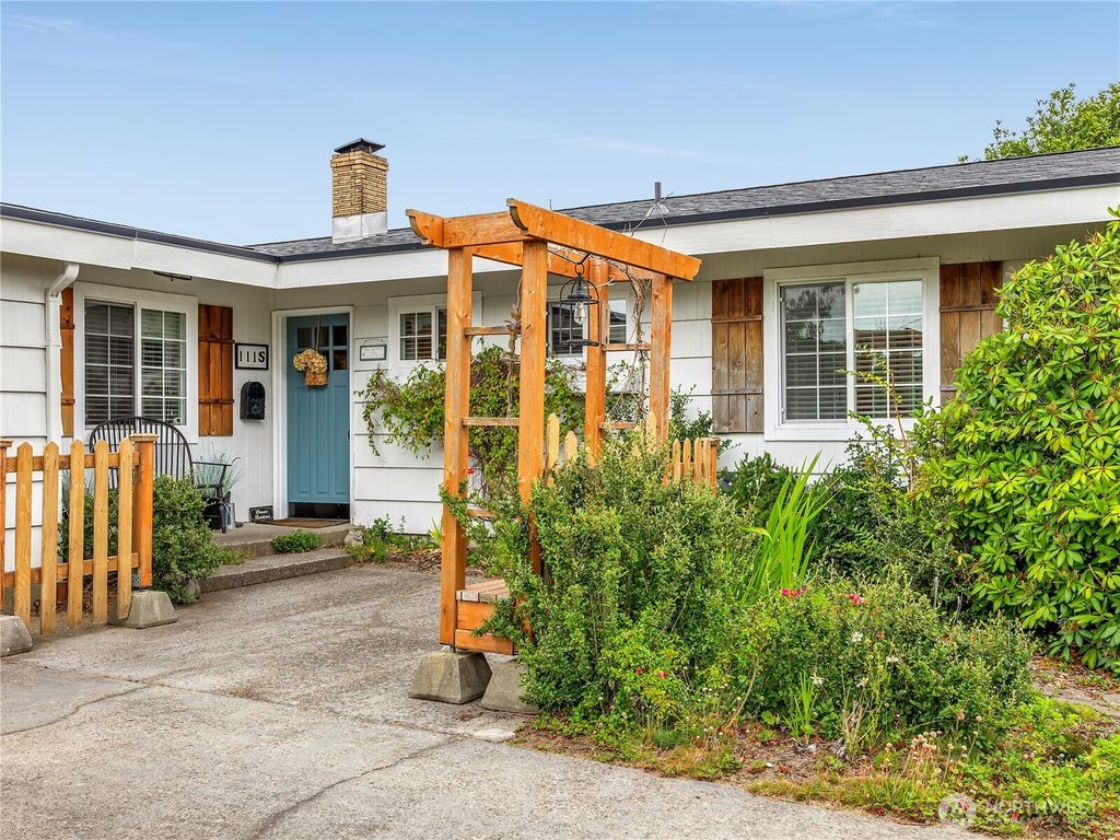 Photo of 111 S WASHINGTON Avenue, Long Beach, WA 98631 (MLS # 2549262)