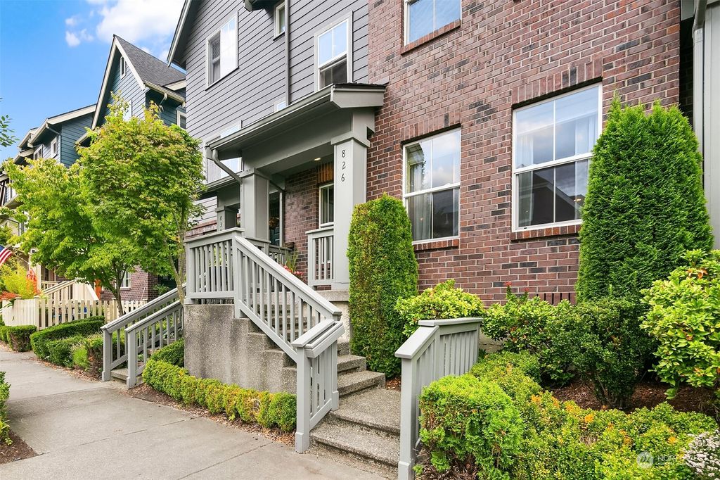 Photo of 826 4th Avenue NE, Issaquah, WA 98029 (MLS # 2161350)