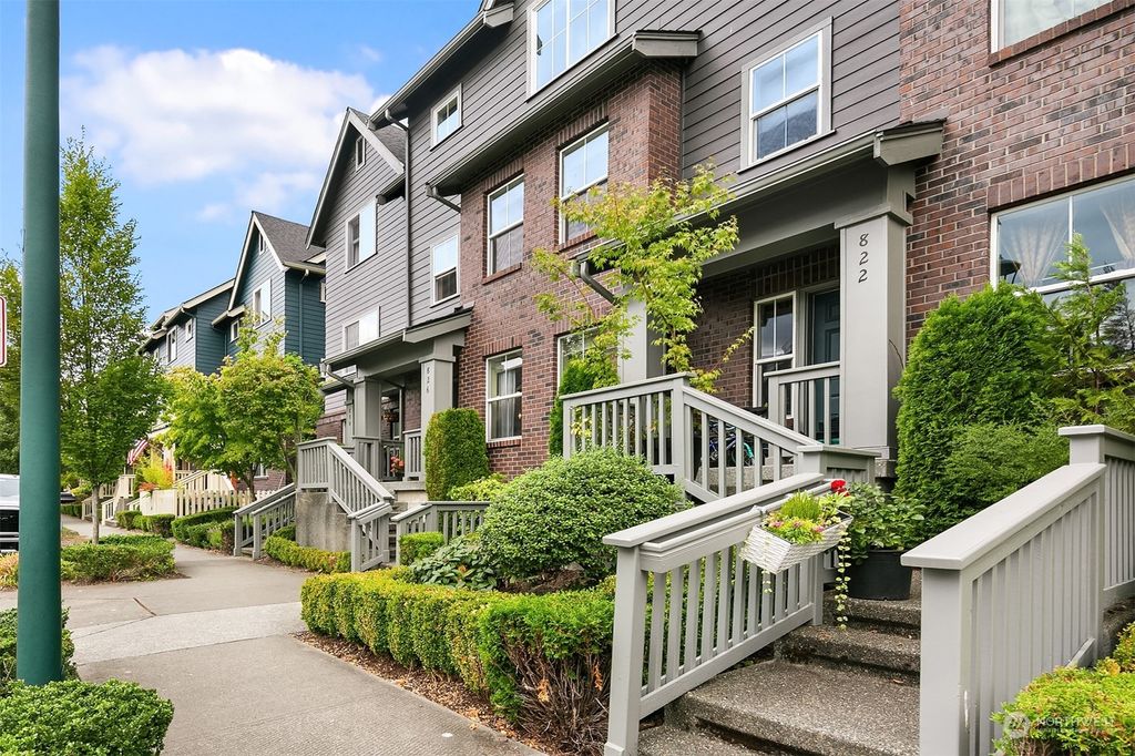 Photo of 826 4th Avenue NE, Issaquah, WA 98029 (MLS # 2161350)