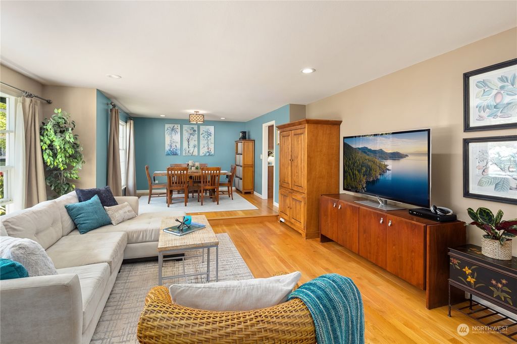 Photo of 19108 SE 45th Street, Issaquah, WA 98027 (MLS # 2128329)