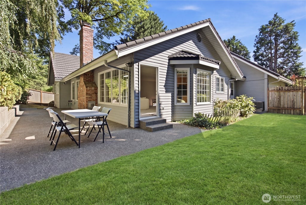 Photo of 14018 SE 51st Place, Bellevue, WA 98006 (MLS # 2561539)