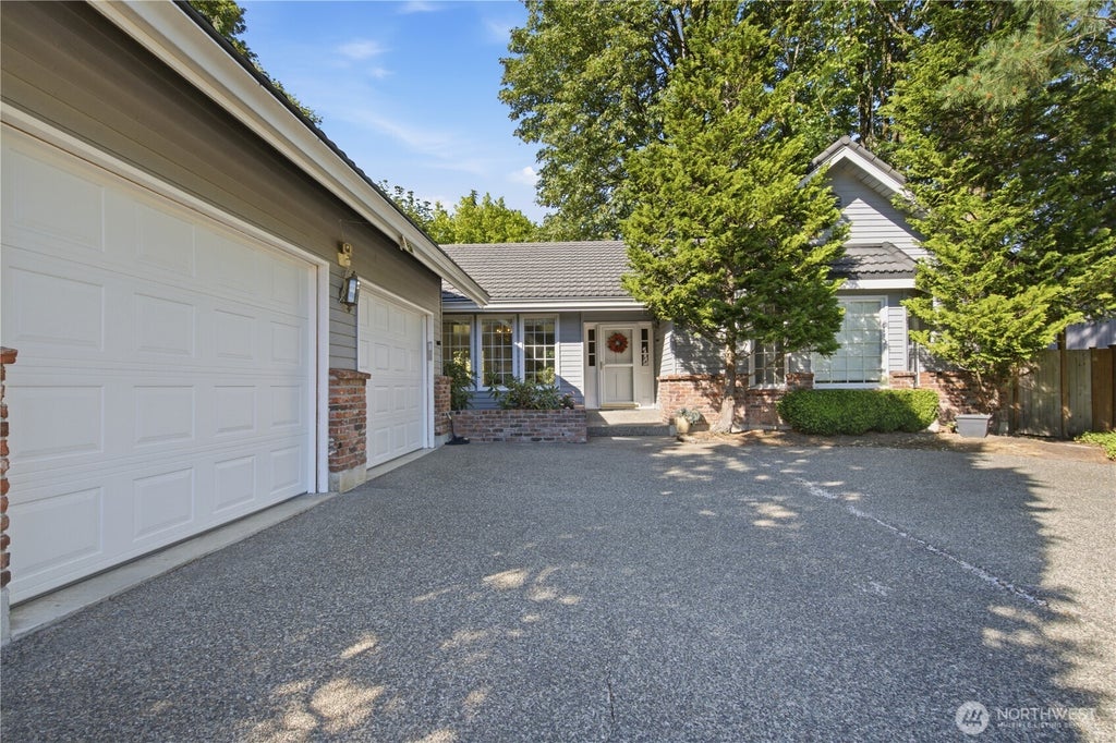 Photo of 14018 SE 51st Place, Bellevue, WA 98006 (MLS # 2561539)