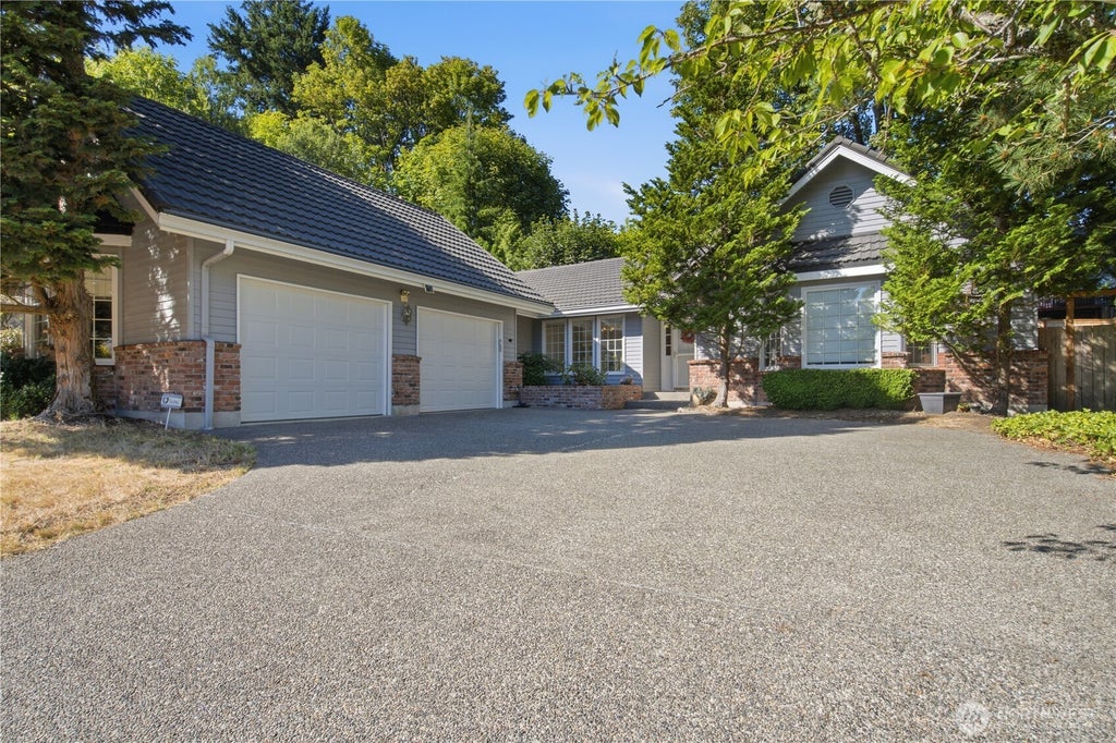 Photo of 14018 SE 51st Place, Bellevue, WA 98006 (MLS # 2561539)