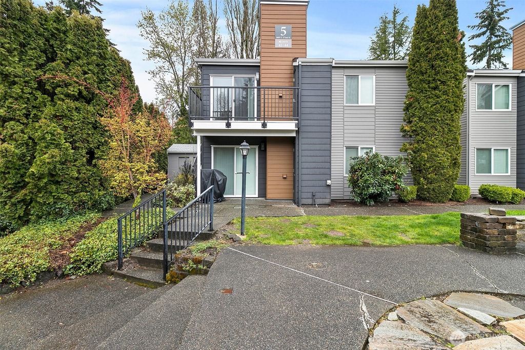 Photo of 2605 S 272nd St #42, Kent, WA 98032 (MLS # 2356948)