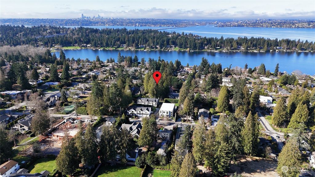 Photo of 3822 92nd Avenue NE, Yarrow Point, WA 98004 (MLS # 2202037)
