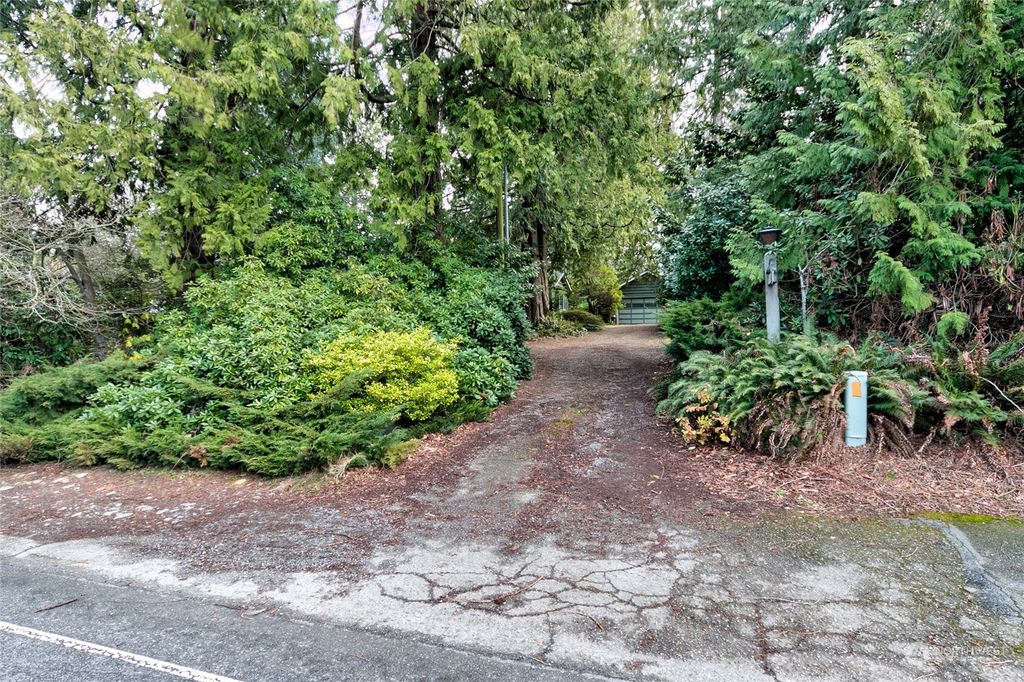 Photo of 3822 92nd Avenue NE, Yarrow Point, WA 98004 (MLS # 2202037)