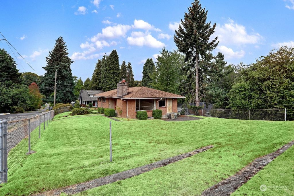 Photo of 4600 S Angeline Street, Seattle, WA 98118 (MLS # 2161047)