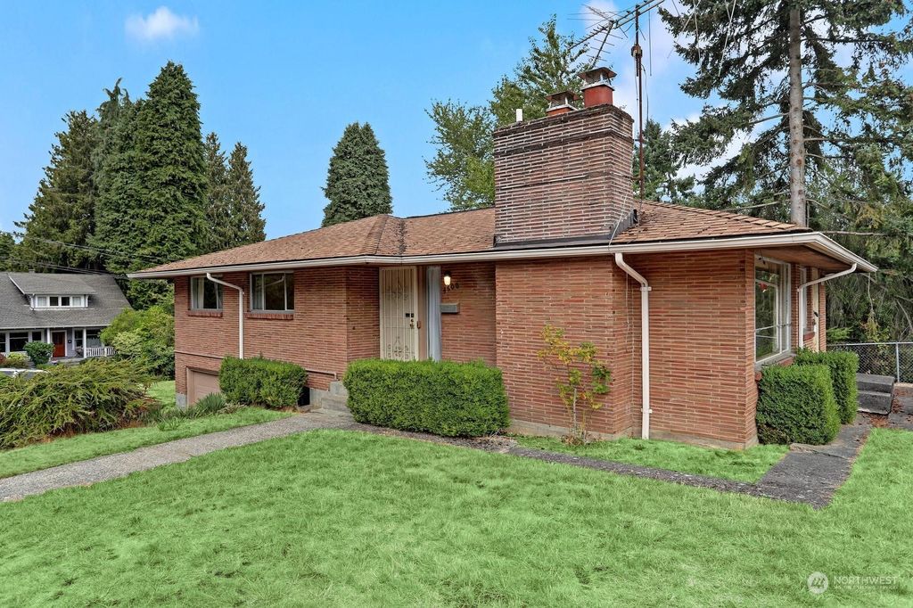 Photo of 4600 S Angeline Street, Seattle, WA 98118 (MLS # 2161047)