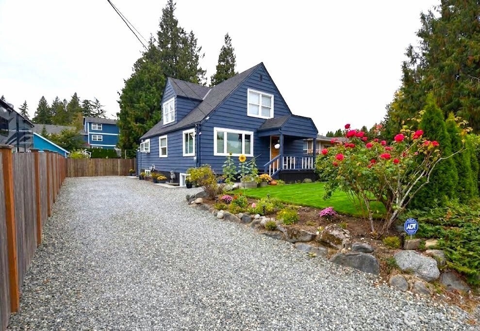 Photo of 12537 19th Avenue NE, Seattle, WA 98125 (MLS # 2586829)