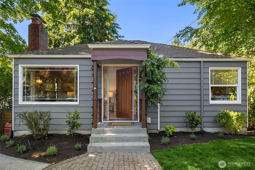 Photo of 11535 40th Avenue NE, Seattle, WA 98125 (MLS # 2539243)