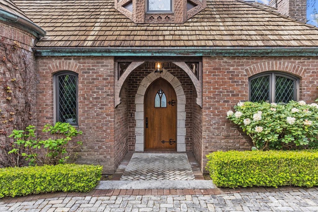 Photo of 4725 W Mercer Way Way, Mercer Island, WA 98040 (MLS # 2487825)