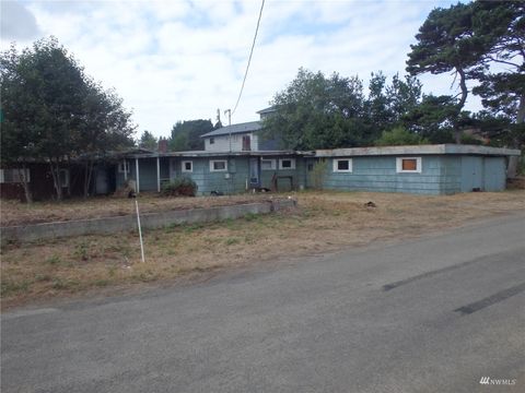 Photo of 1404 133rd Place, Long Beach, WA 98631 (MLS # 1995125)