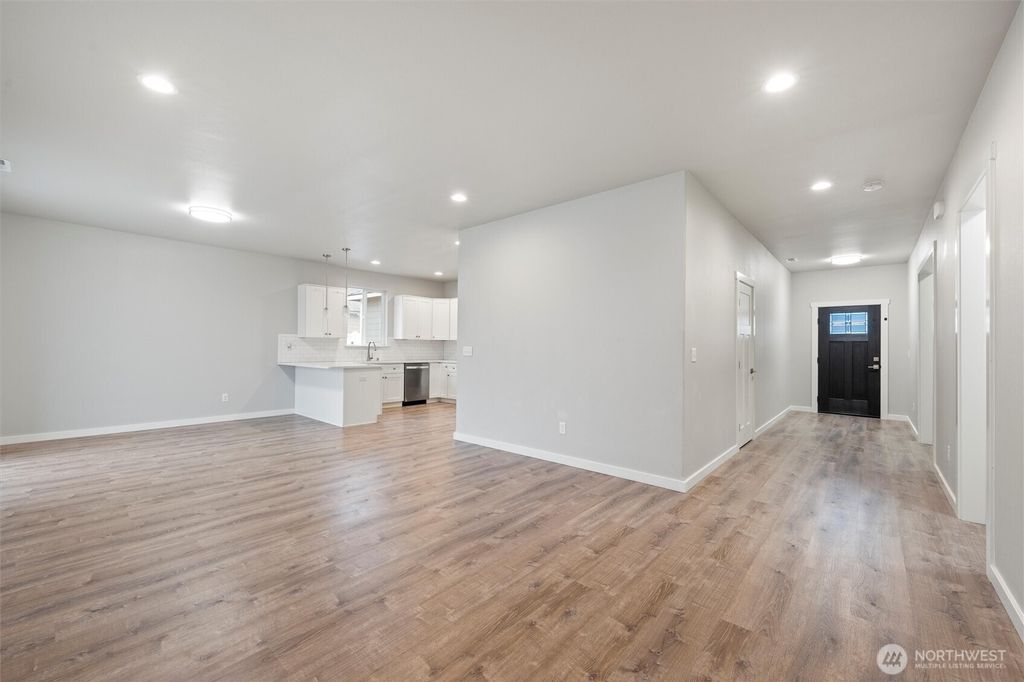 Photo of 1011 5th Avenue NE, Ephrata, WA 98823 (MLS # 2459715)