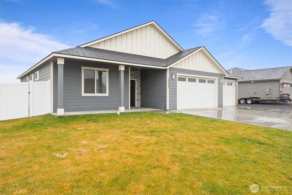 Photo of 1011 5th Avenue NE, Ephrata, WA 98823 (MLS # 2459715)