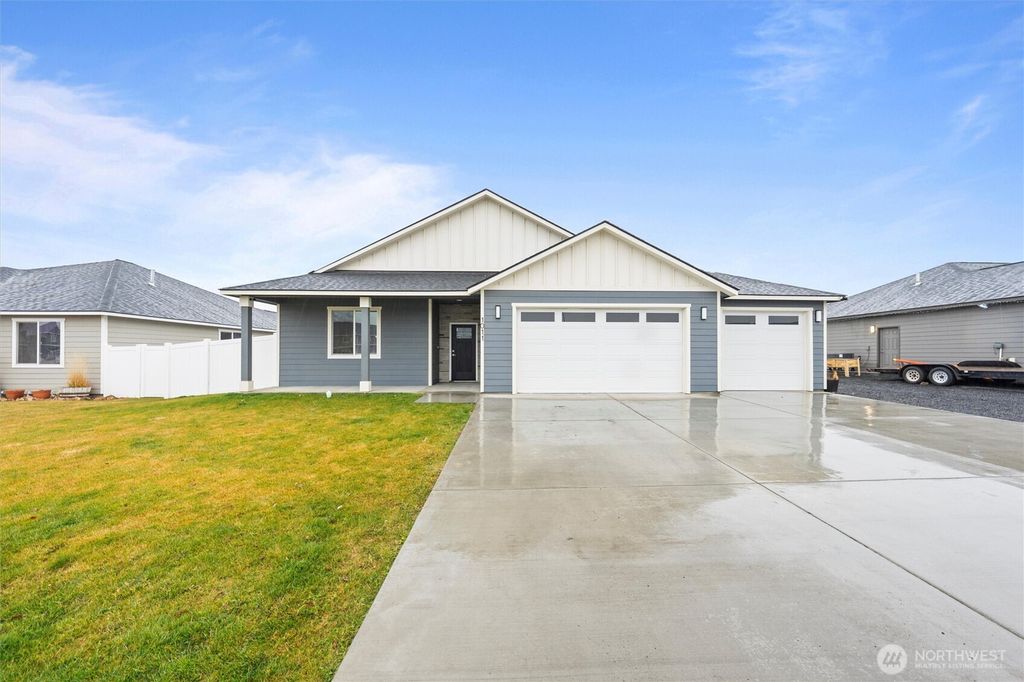 Photo of 1011 5th Avenue NE, Ephrata, WA 98823 (MLS # 2459715)