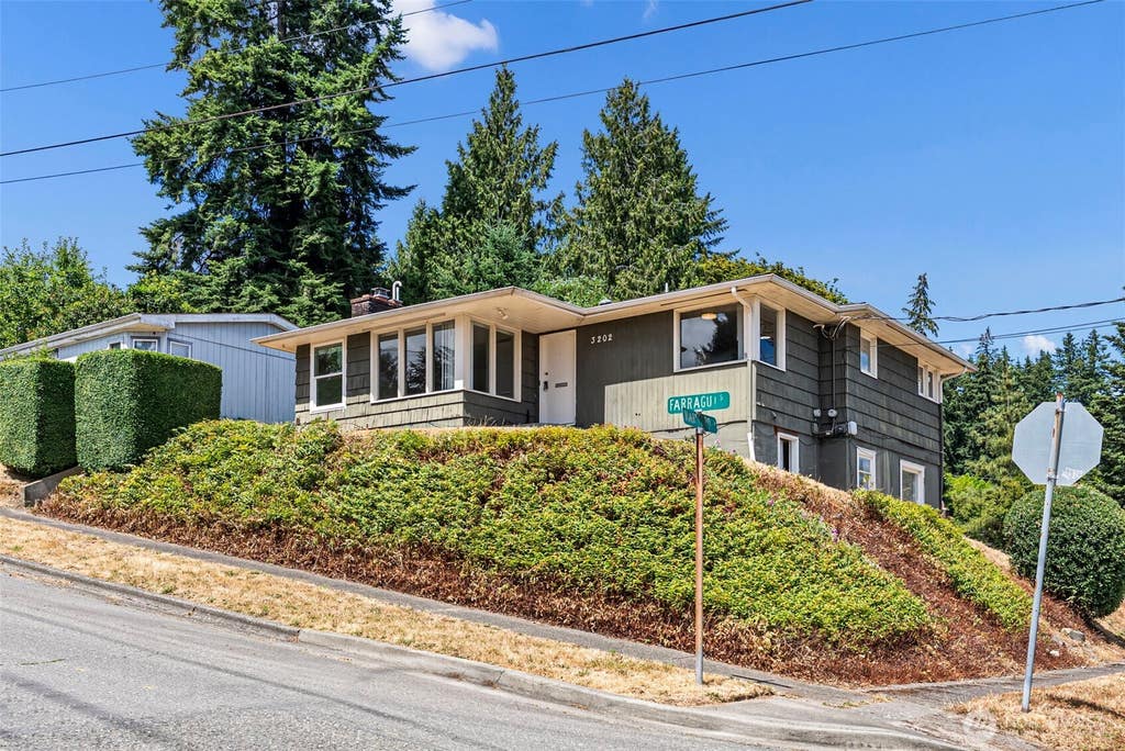 Photo of 3202 Farragut Street, Bremerton, WA 98312 (MLS # 2557565)