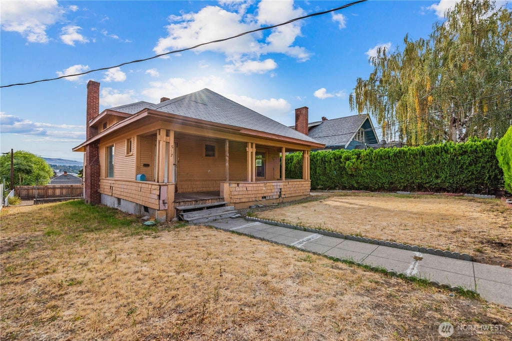 Photo of 517 Malaga Ave AVE, Wenatchee, WA 98801 (MLS # 2589407)