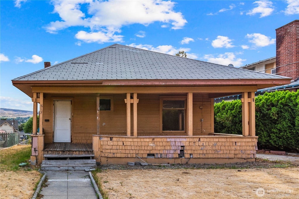 Photo of 517 Malaga Ave AVE, Wenatchee, WA 98801 (MLS # 2589407)