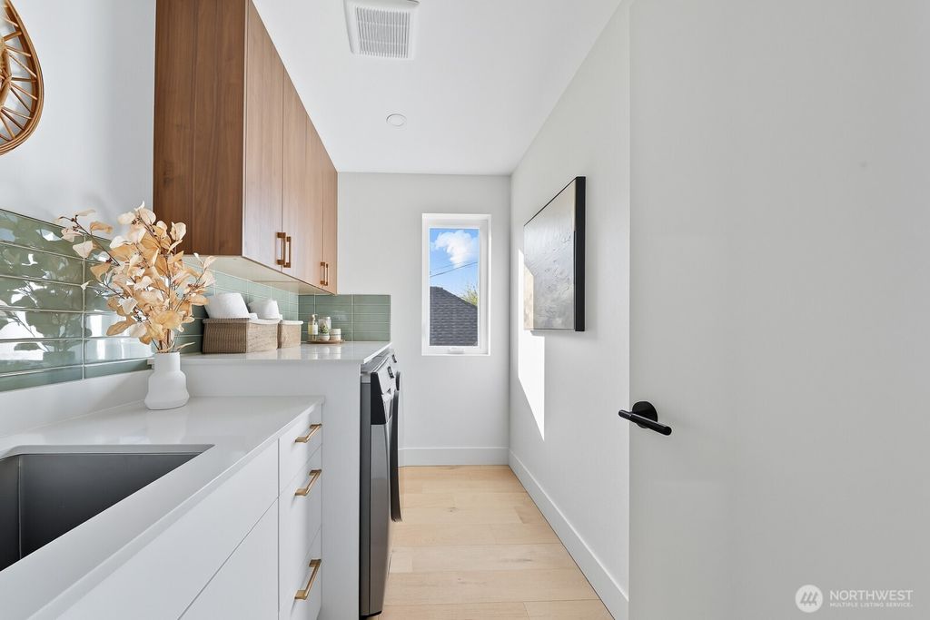 listing image 9364820297665415592