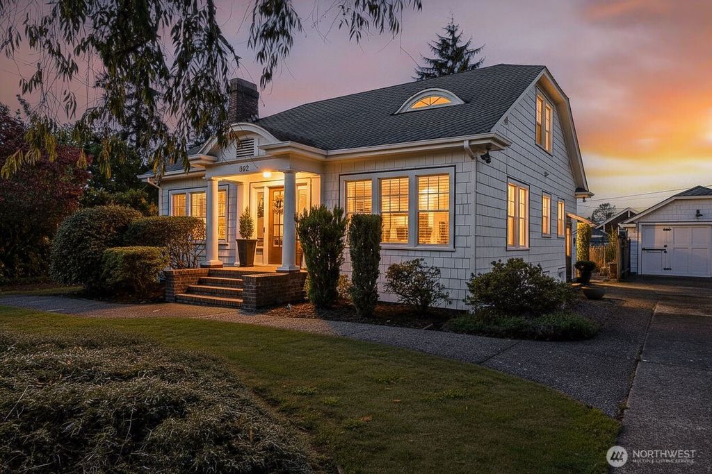 Photo of 302 Avenue E, Snohomish, WA 98290 (MLS # 2444636)