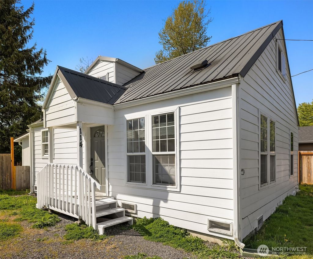 Photo of 114 Anderson Avenue, Granite Falls, WA 98252 (MLS # 2362942)